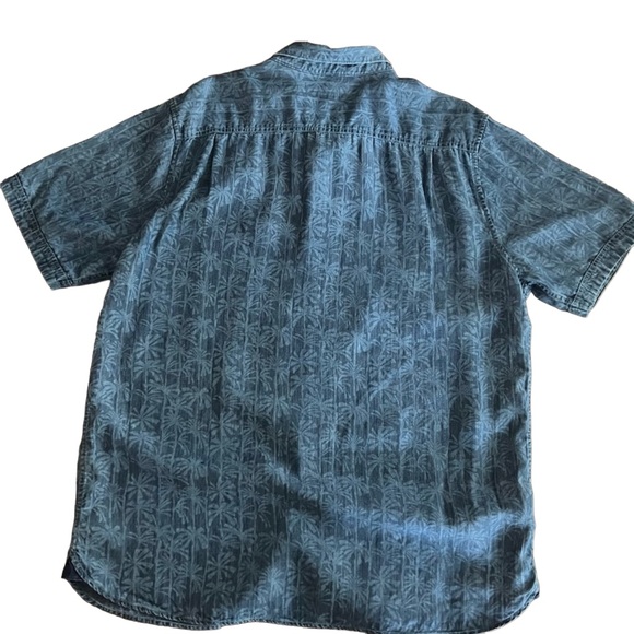 Tommy Bahama 100% Tencel, Blue, XL, Palm Trees Hawaiian Shirt. - Picture 3 of 6